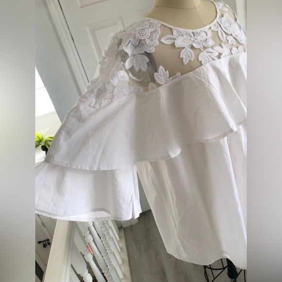 VINCE CAMUTO white top . - Picture 3 of 16